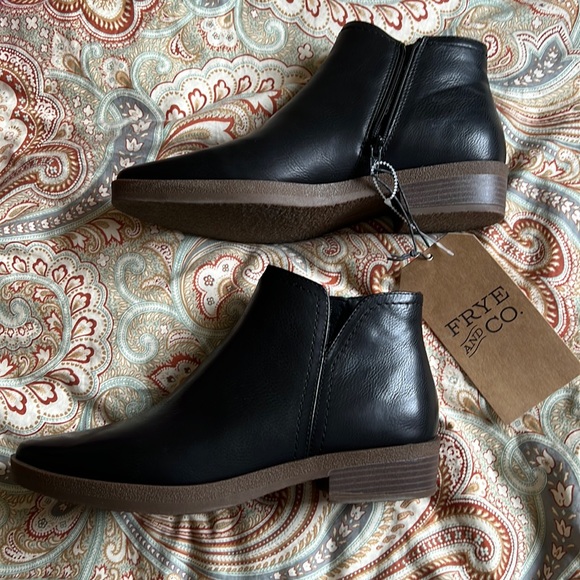FRYE AND CO. Shoes - NWT Frye and Co. booties sz 9.5